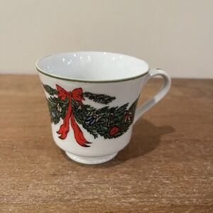 VTG Georges Briard Christmas Mug Cup Porcelain Holiday‎ Evergreen Wreath Red Bow